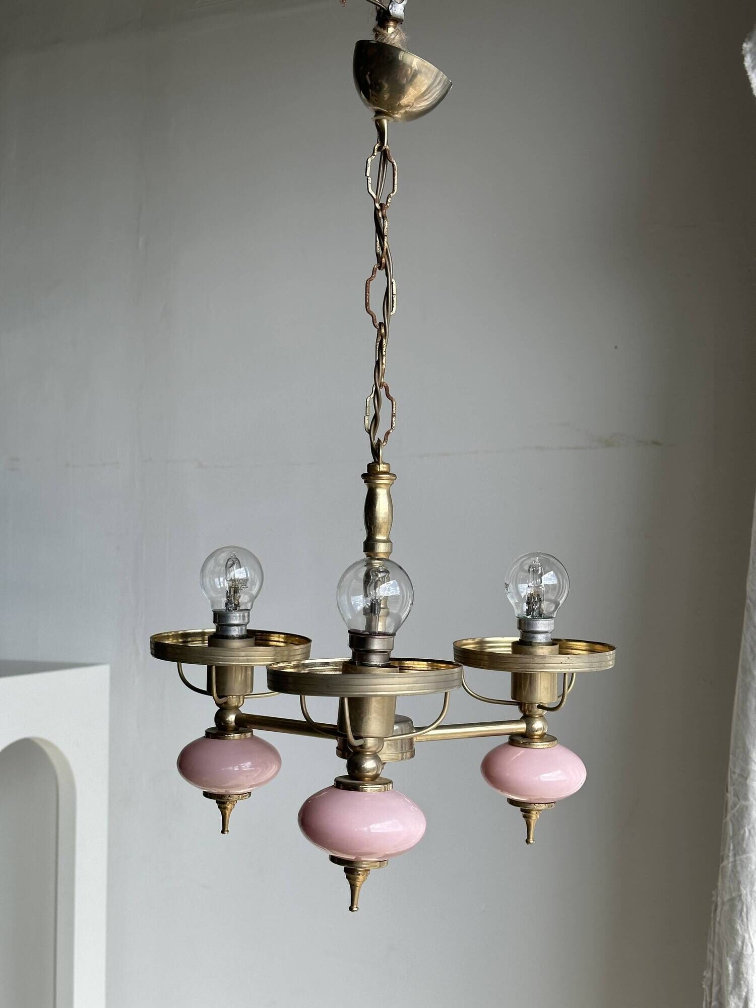 Petit lustre rose et doré à 3 bras de lumières