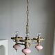 Petit lustre rose et doré à 3 bras de lumières