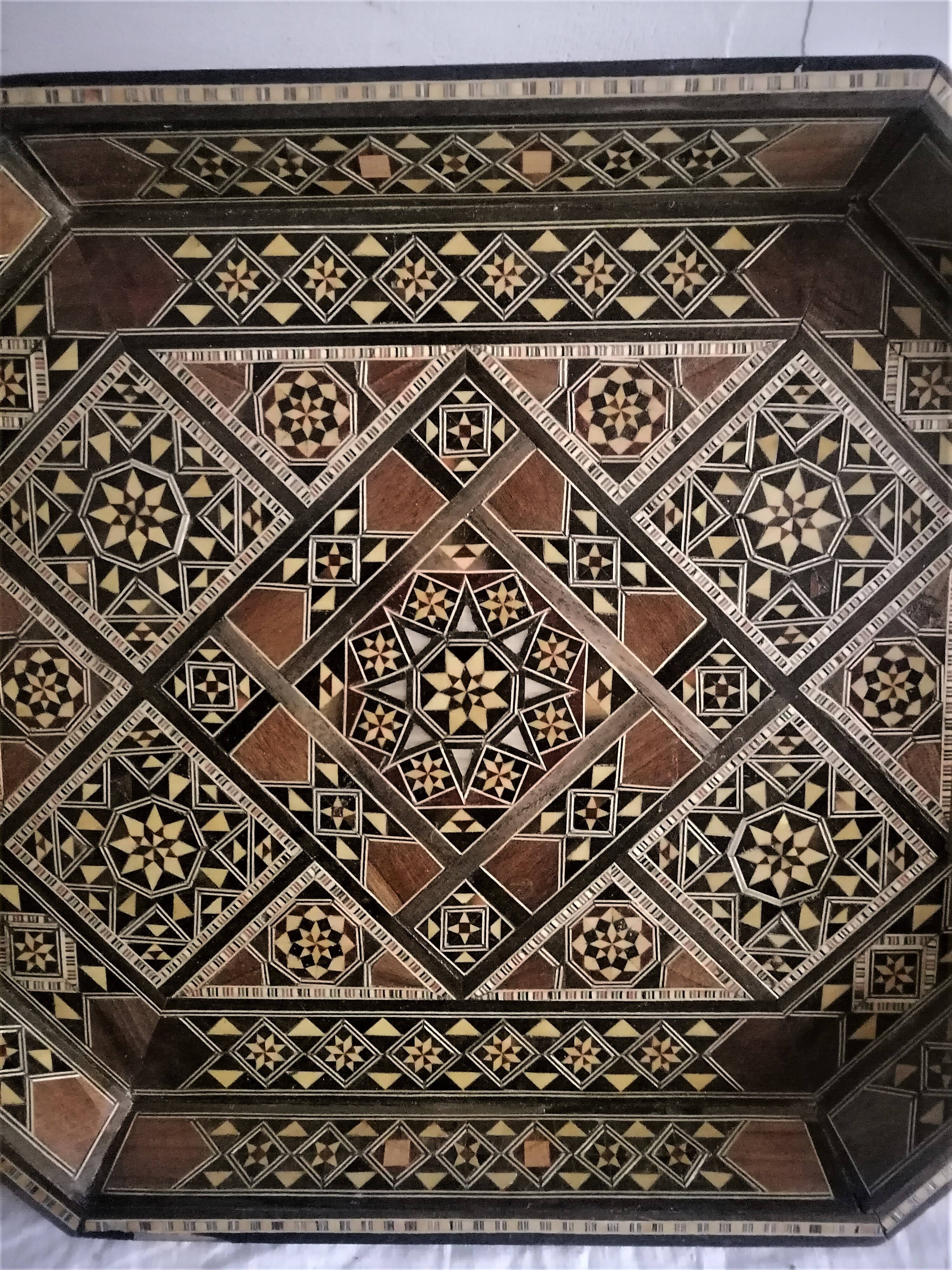 Syrian service tray in fine marquetry. First half of the twentieth century.