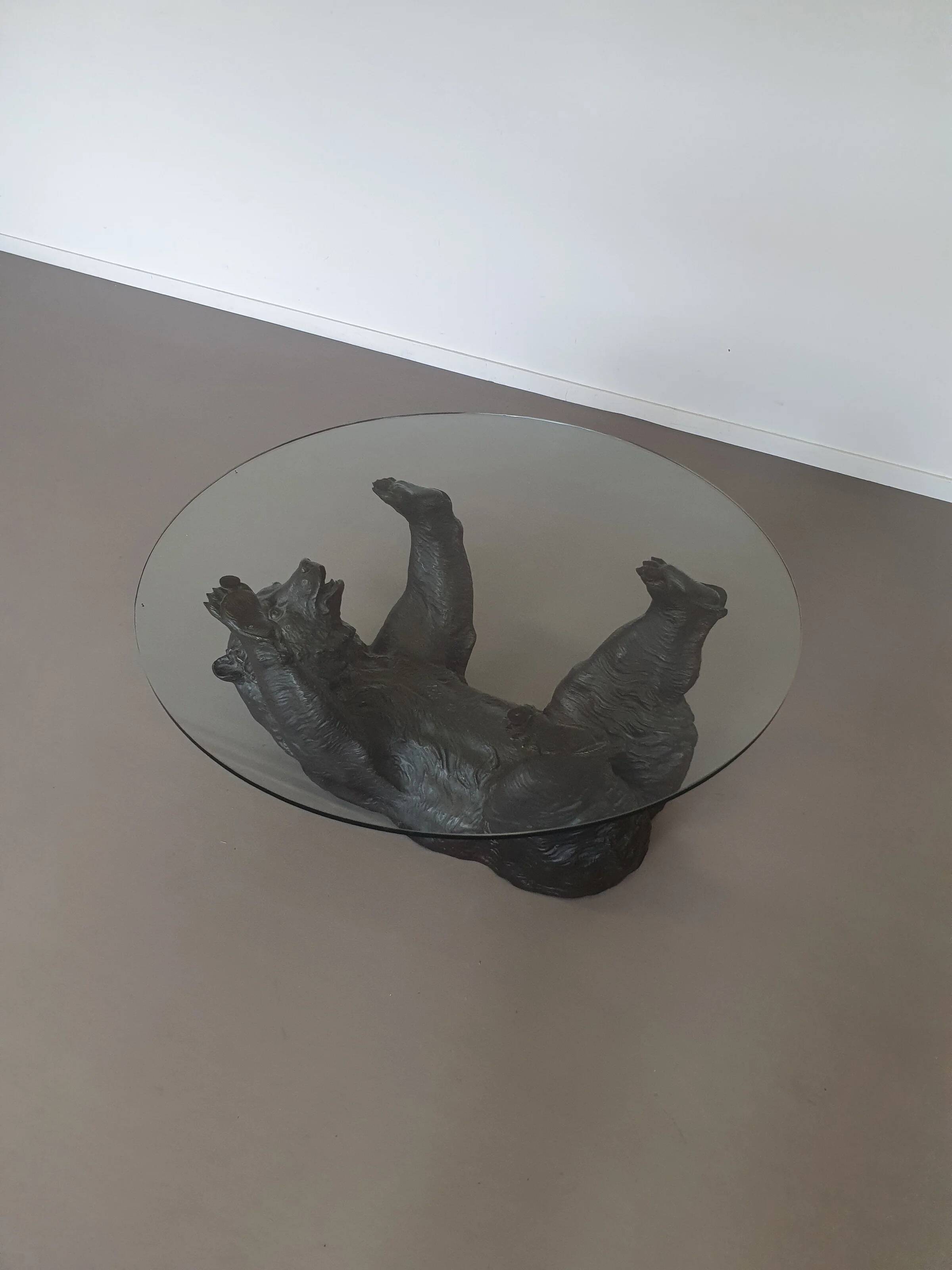 Cadre de table basse en bronze avec un ours finement détaillé.