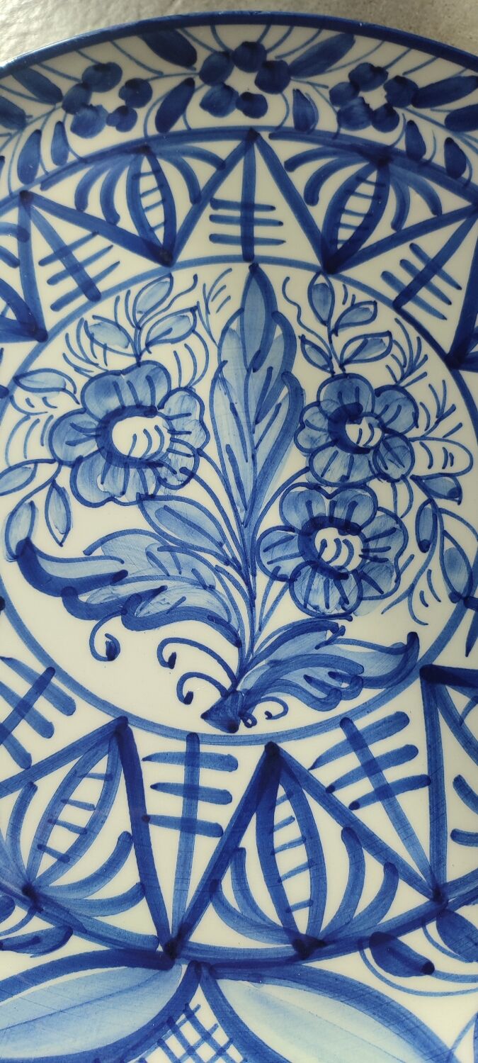 Large wall plate in majolica signed by Enrique Crespo, Artesania years.