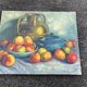 Tableau ancien Nature morte – pommes, poterie bleue et cruche en laiton sig