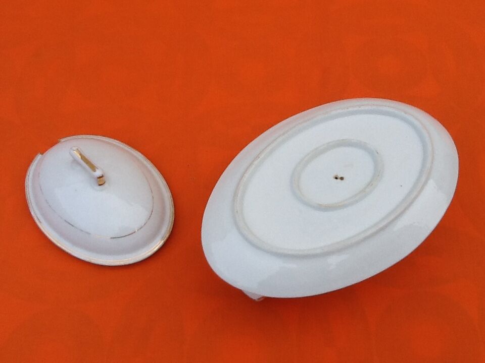 Sauceboat with lid XIXth Porcelaine de Paris