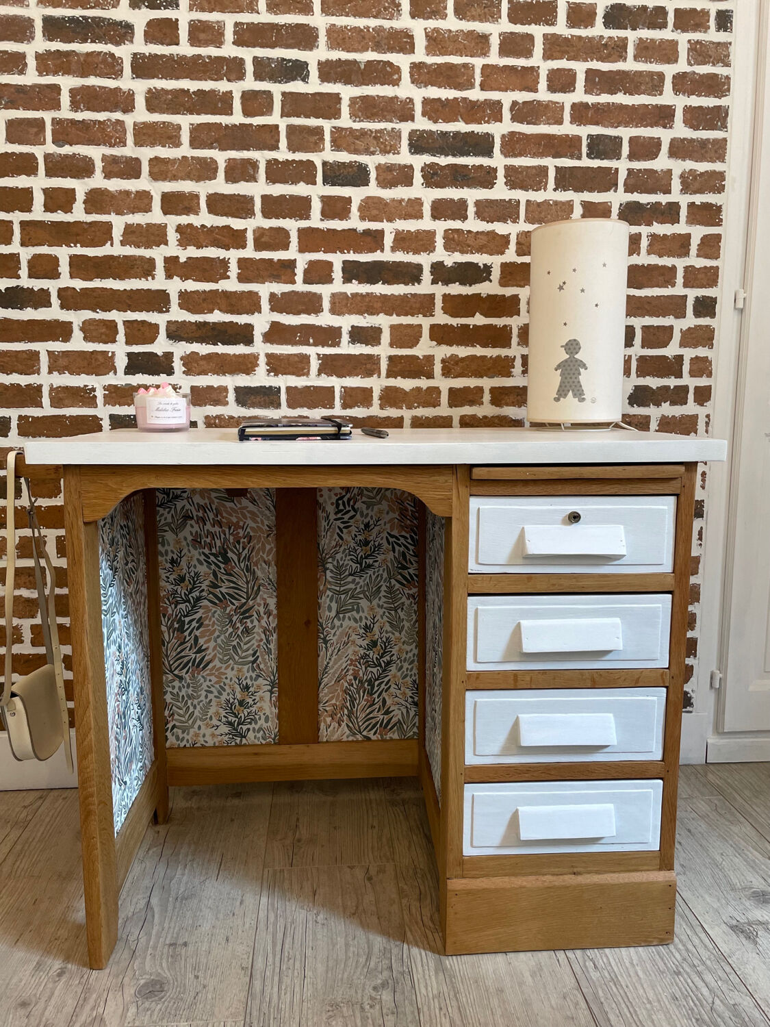 Child minister desk