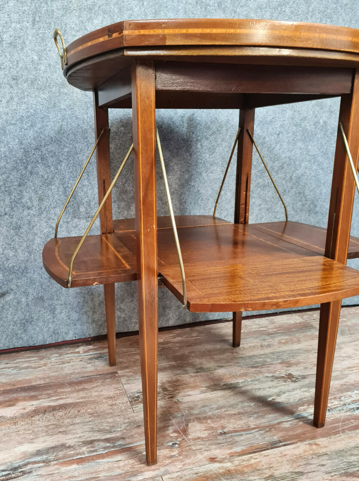 Table a thé louis xvi en acajou clair et filets vers 1900