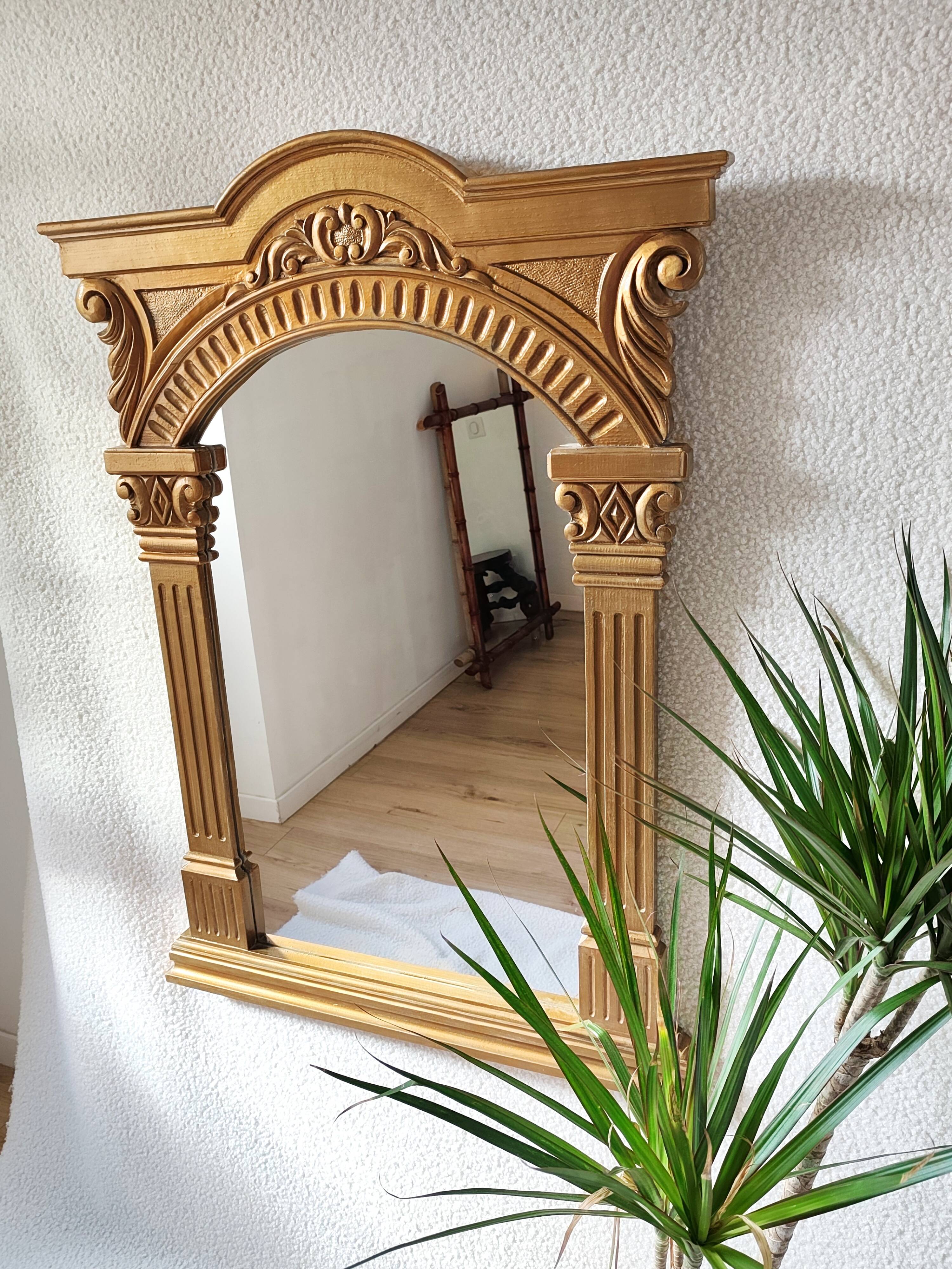 Miroir en bois doré a fronton travaillé