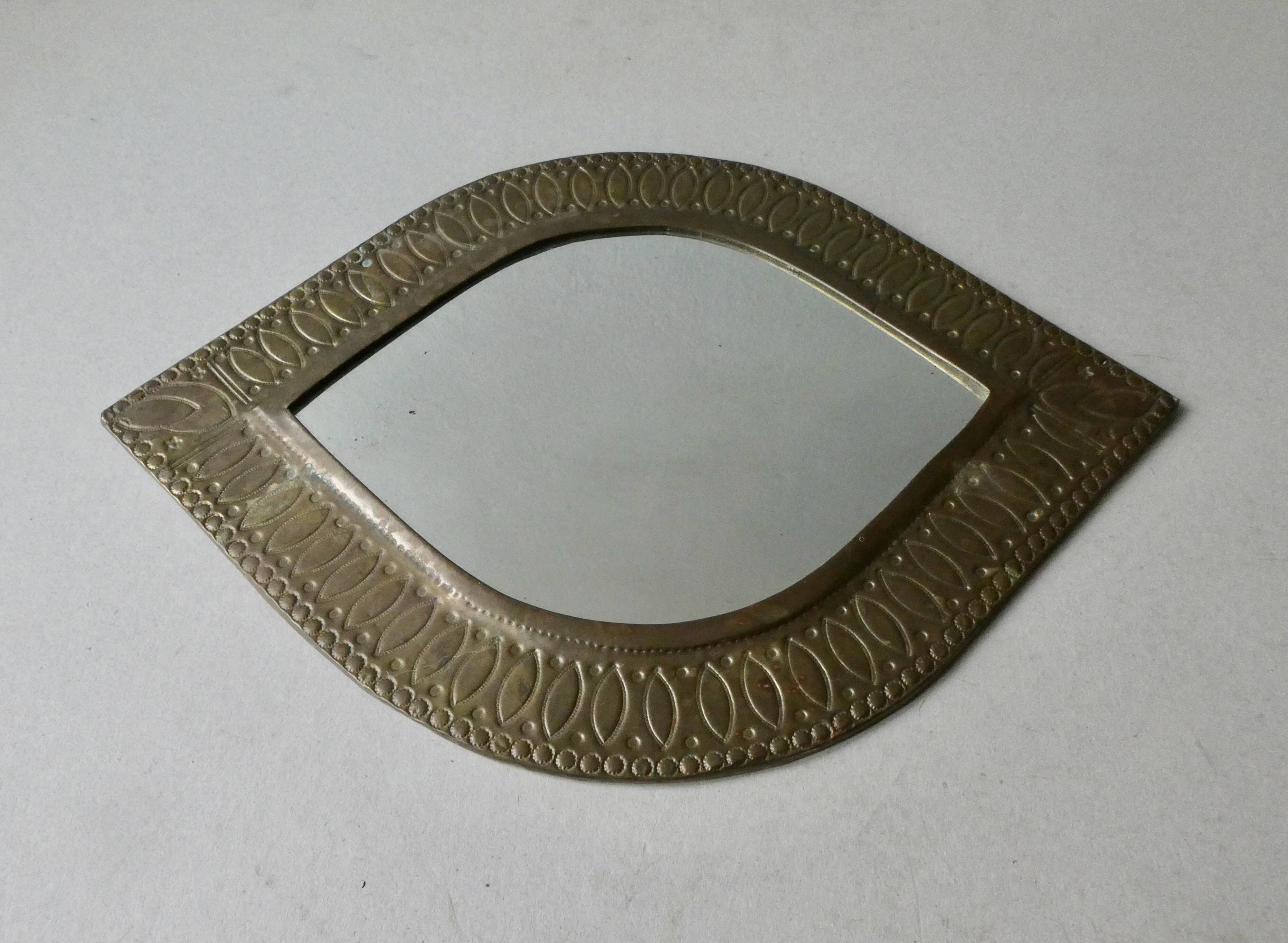 Miroir marocain en métal ciselé, forme oeil, années 70-80