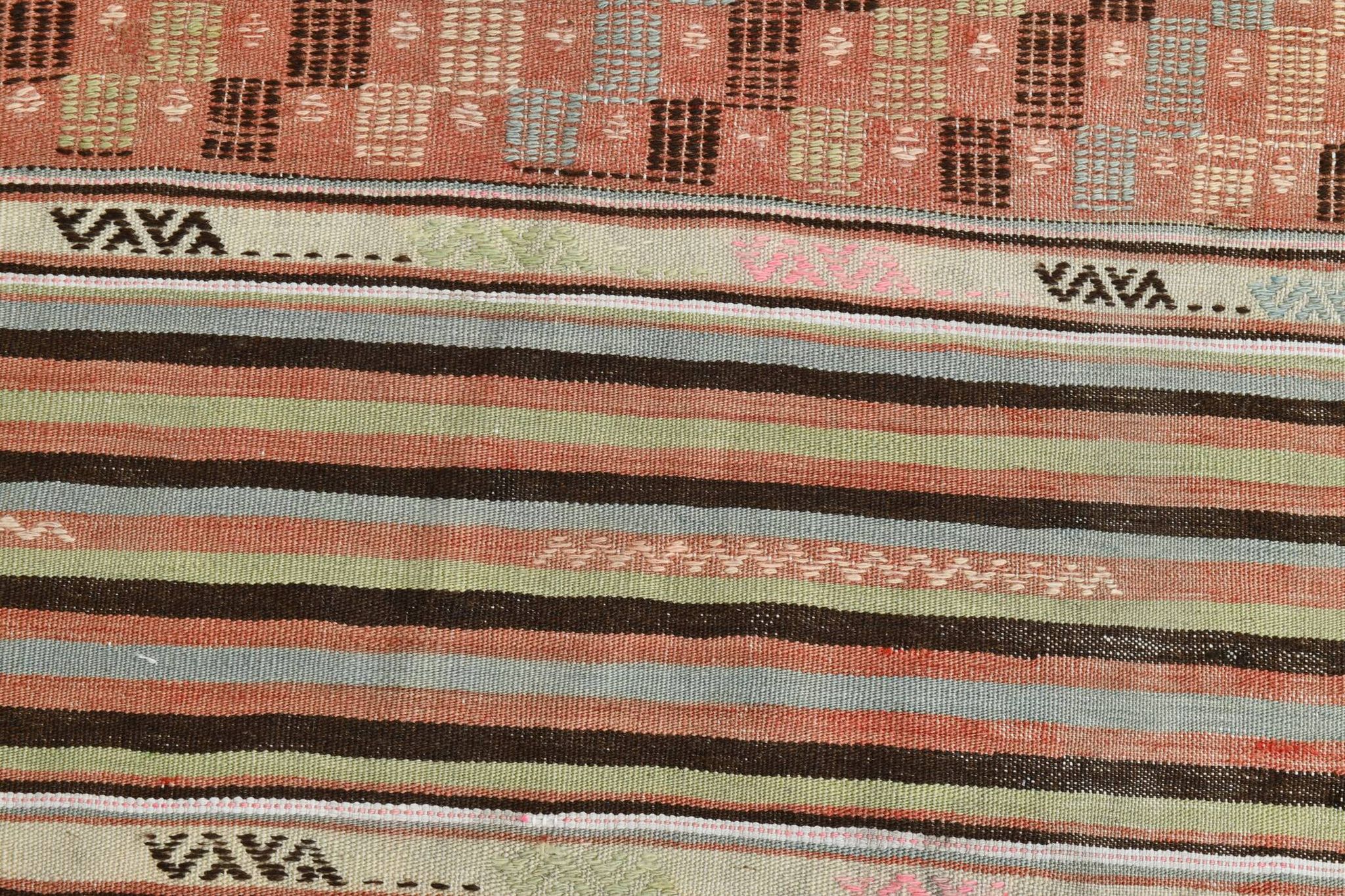 Tapis Kilim rouge pâle et vert