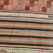 Tapis Kilim rouge pâle et vert
