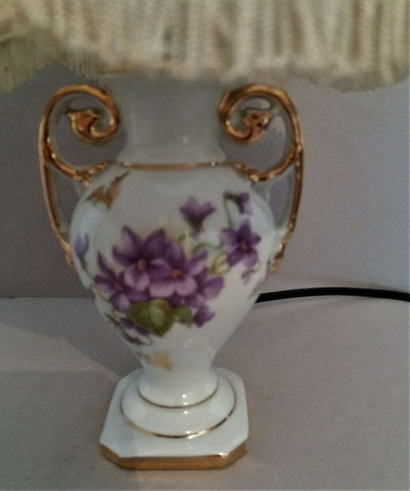 Small porcelain bedside lamp décor violets perfect working condition