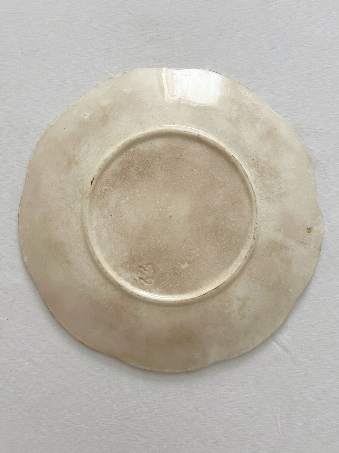Assiette ancienne en barbotine 3 fleurs