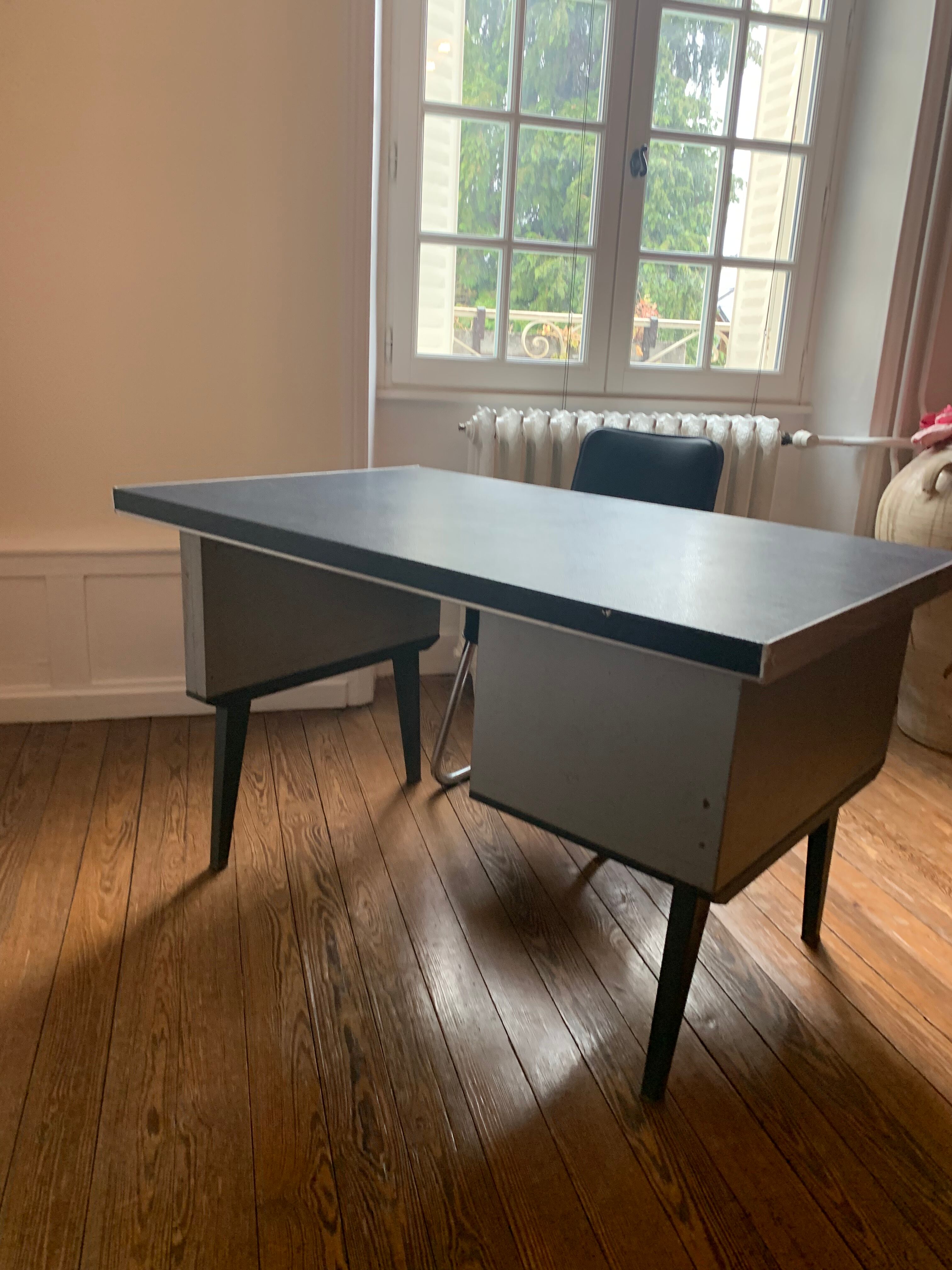 Indus desk and its chair