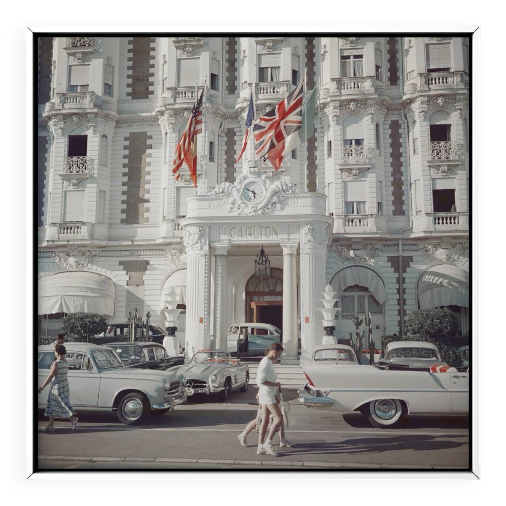 Slim Aarons – Photographie « Entrée de l'hôtel Carlton, Cannes 1958 »