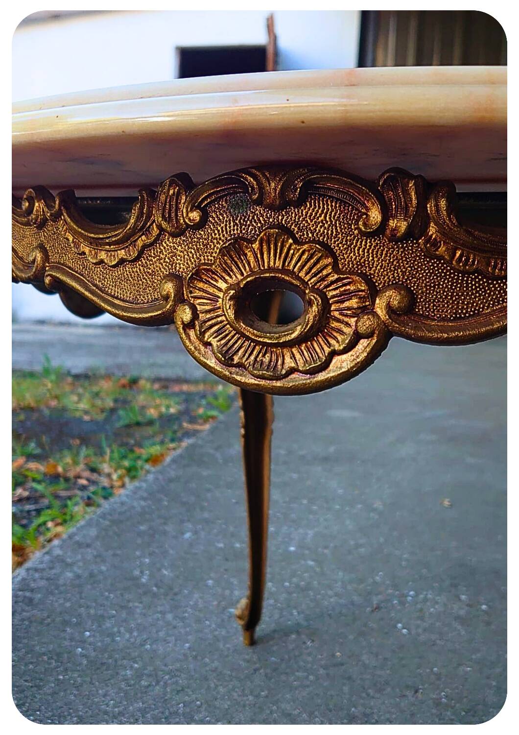Table basse en bronze de style Louis XV avec plateau en marbre, XXe siècle