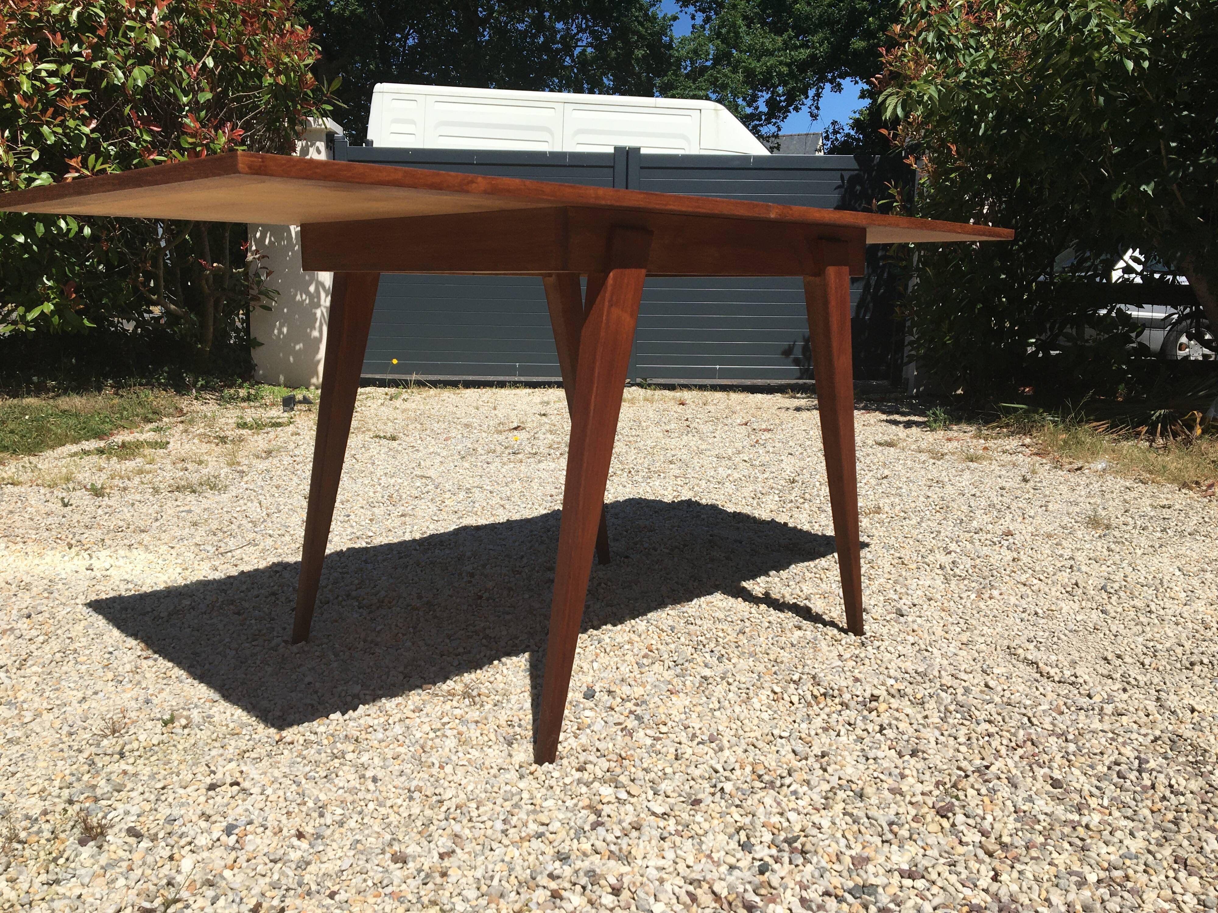 Folding table