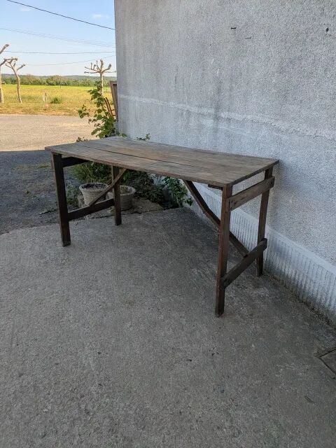 Folding table