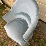 Fauteuil crapaud en velours gris bleu
