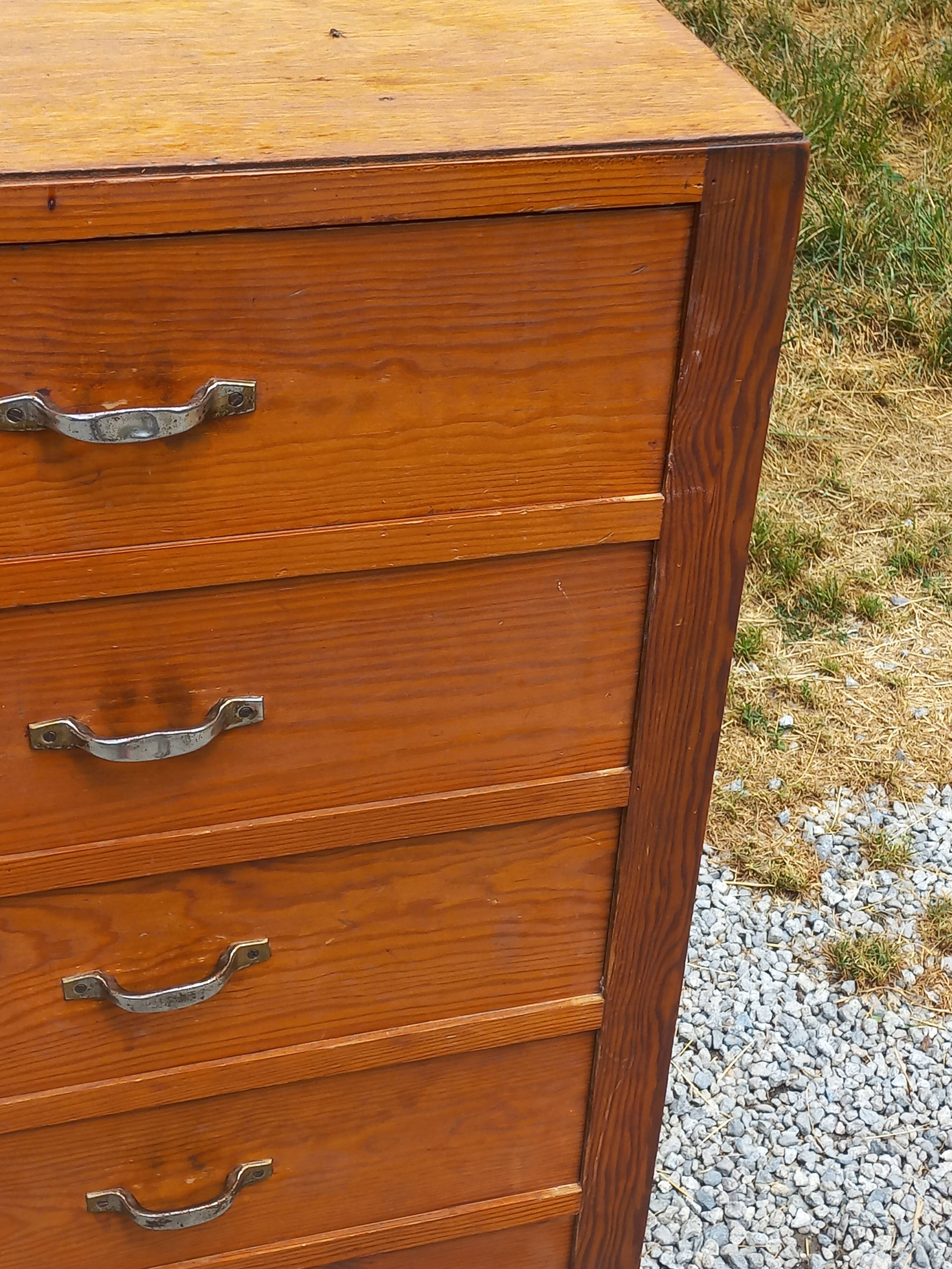 Vintage 1950s chest of drawers with tapered legs and 5 drawers.