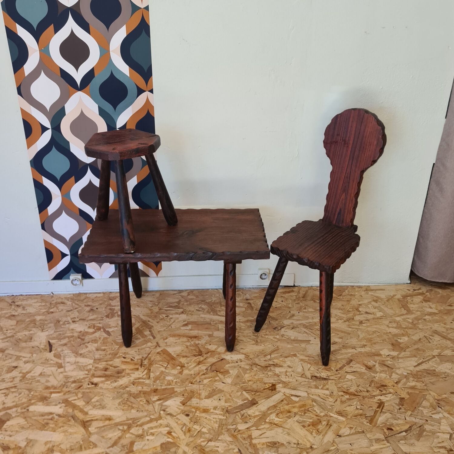 Set Table, stool and chair tripod folk art