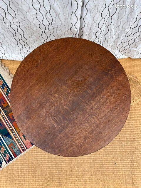 Pretty little vintage round table with tapered legs.
