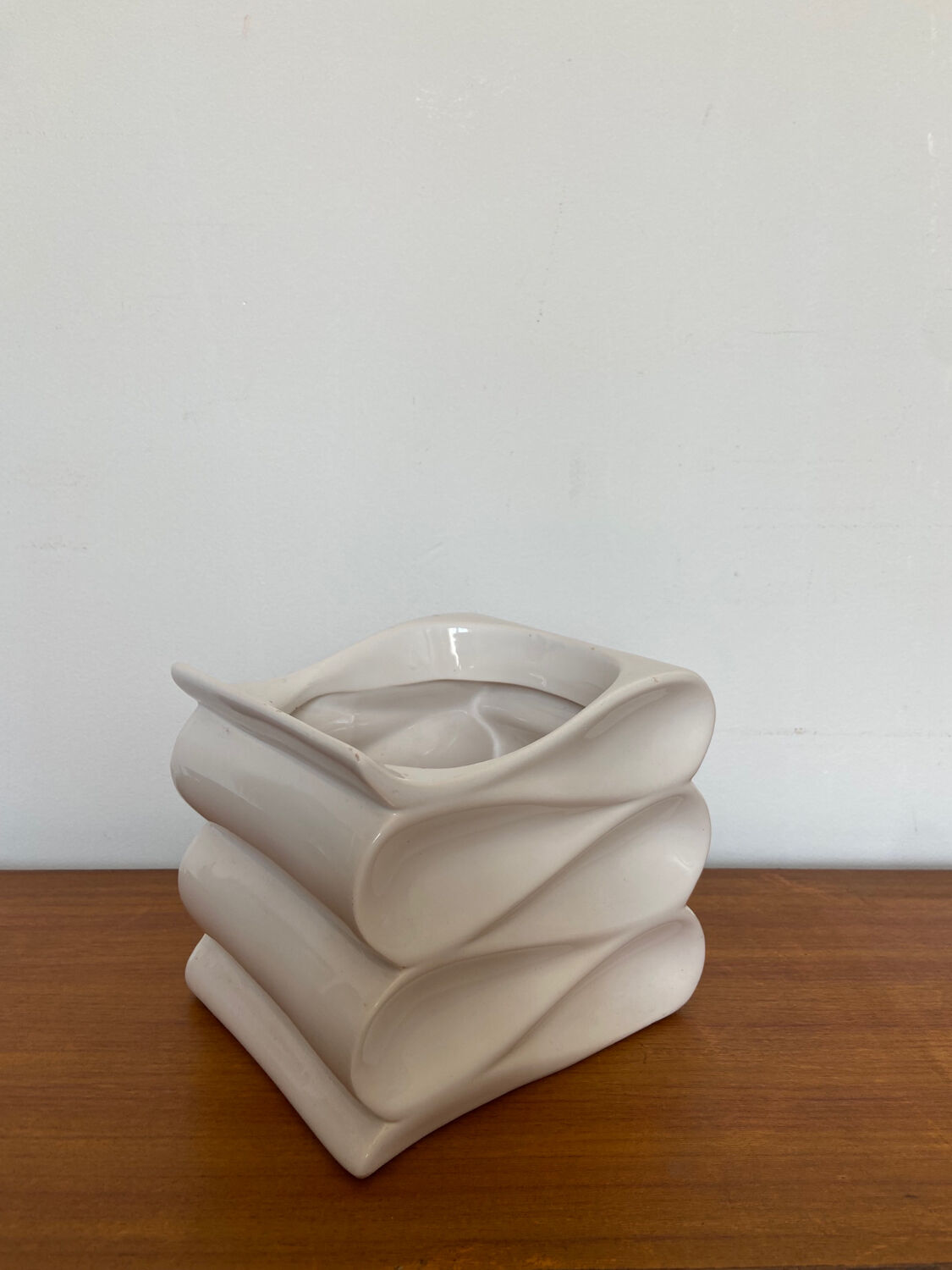 Design pot cover in white ceramic