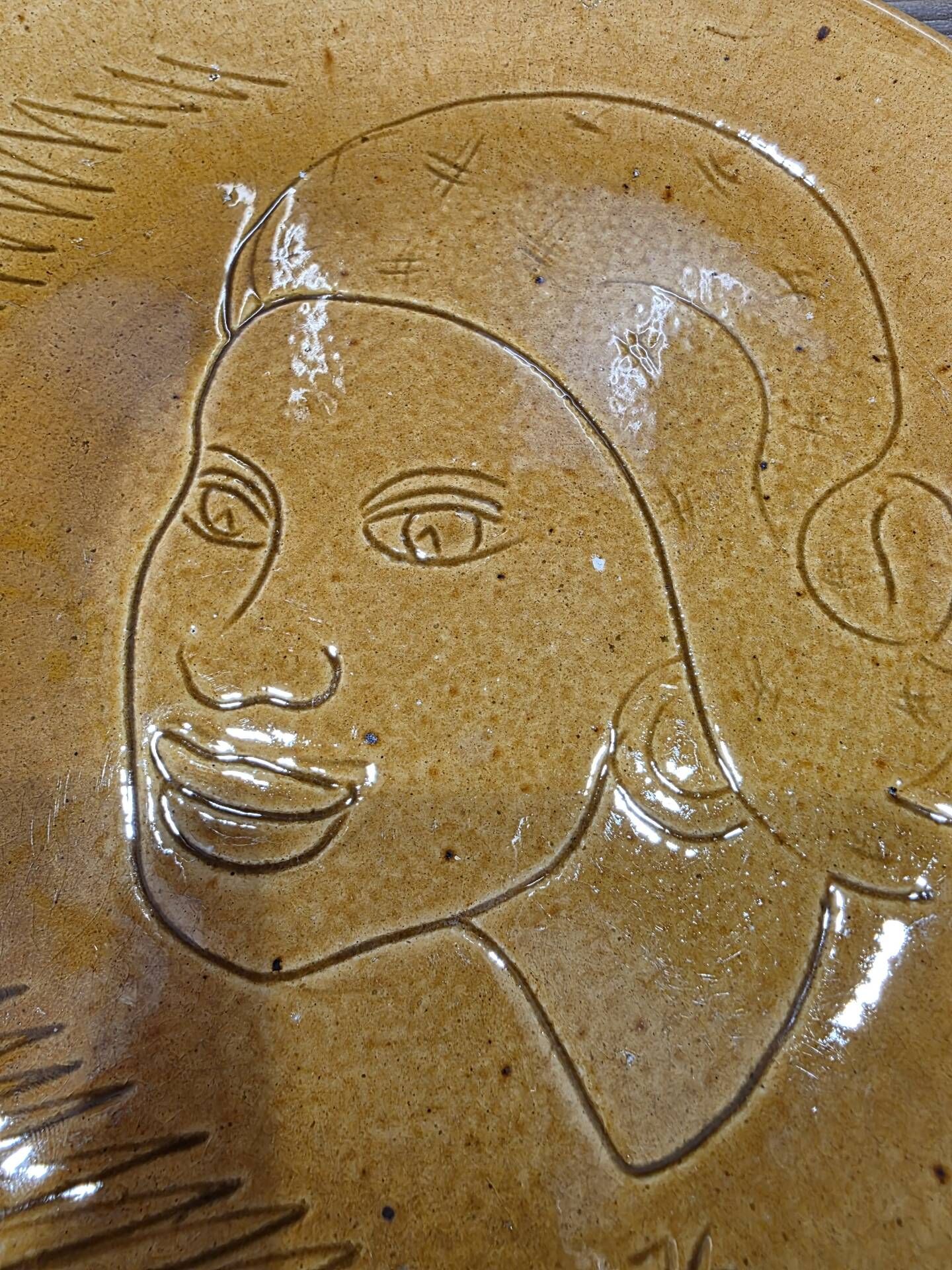 Plate of art Vallauris Foucard-Jourdan 1959 Incised profile decoration