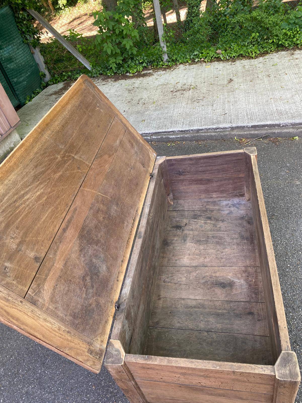 Renovated vintage baker's dough trough in solid oak from the 19th century.