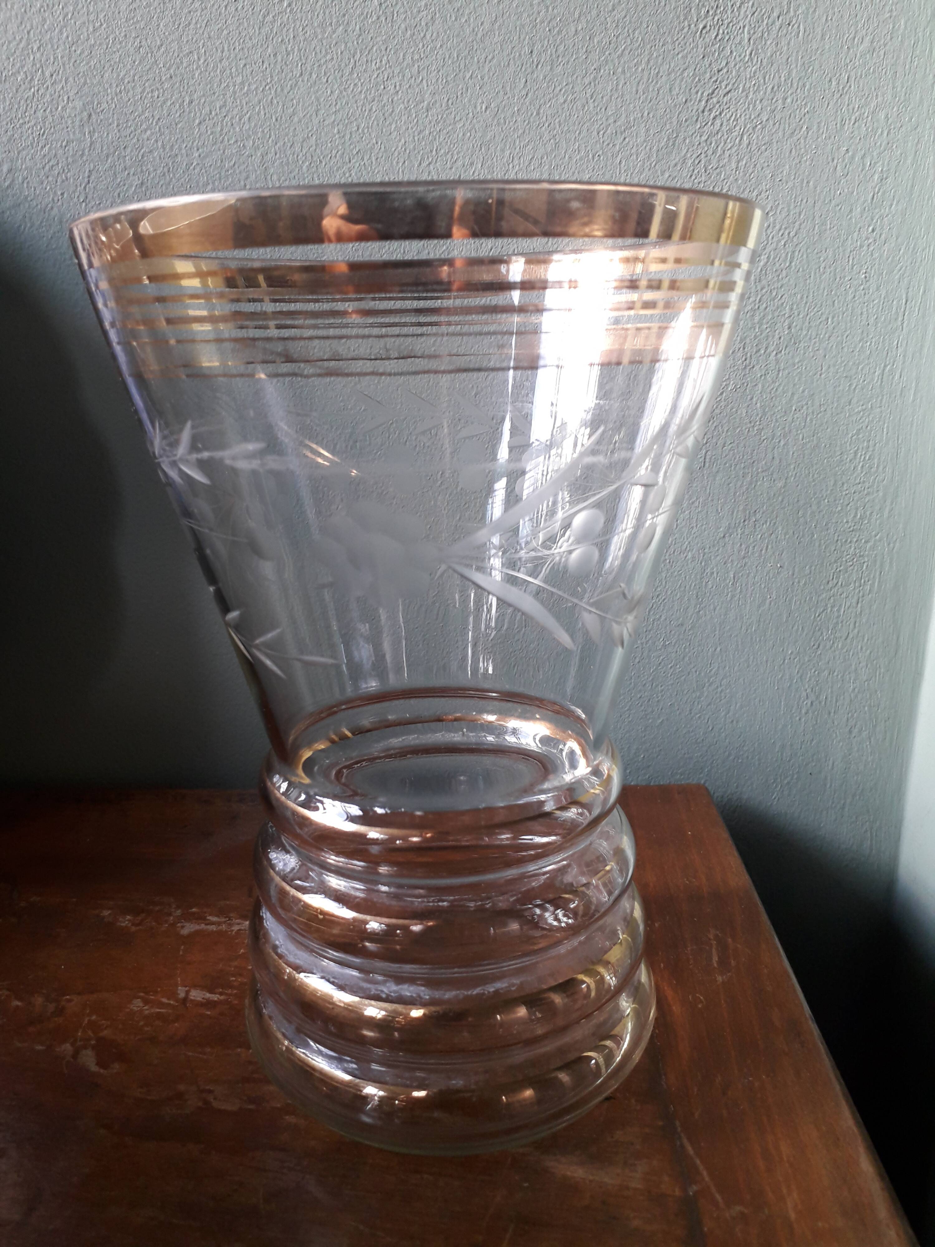 Vase vintage des années 70 en verre ciselé