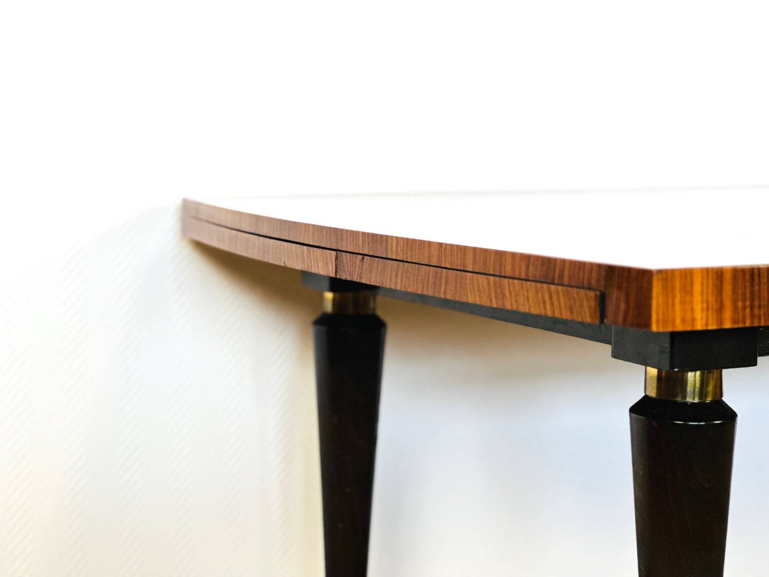 1960s Art Deco dining table varnished in rosewood.