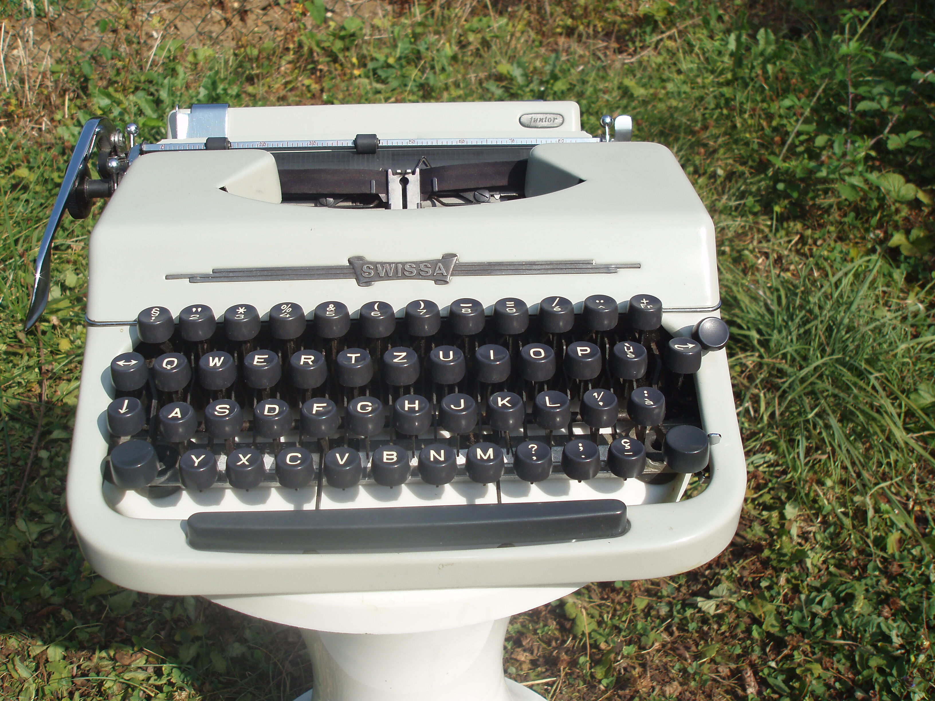 Typewriter complete swissa revised with his bag and his directions