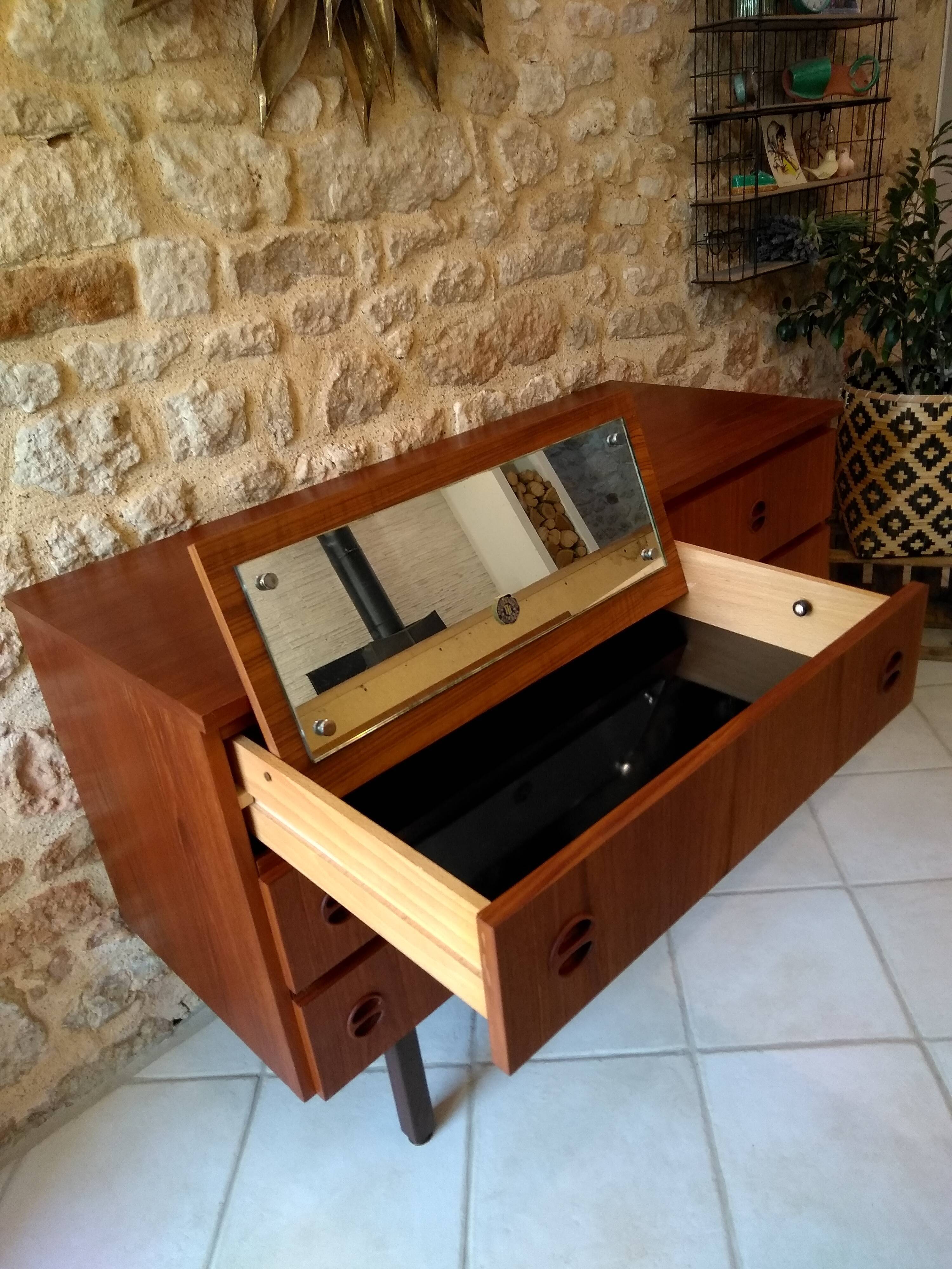 Scandinavian commodus/hairdresser