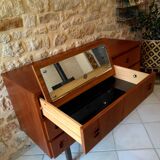 Scandinavian commodus/hairdresser