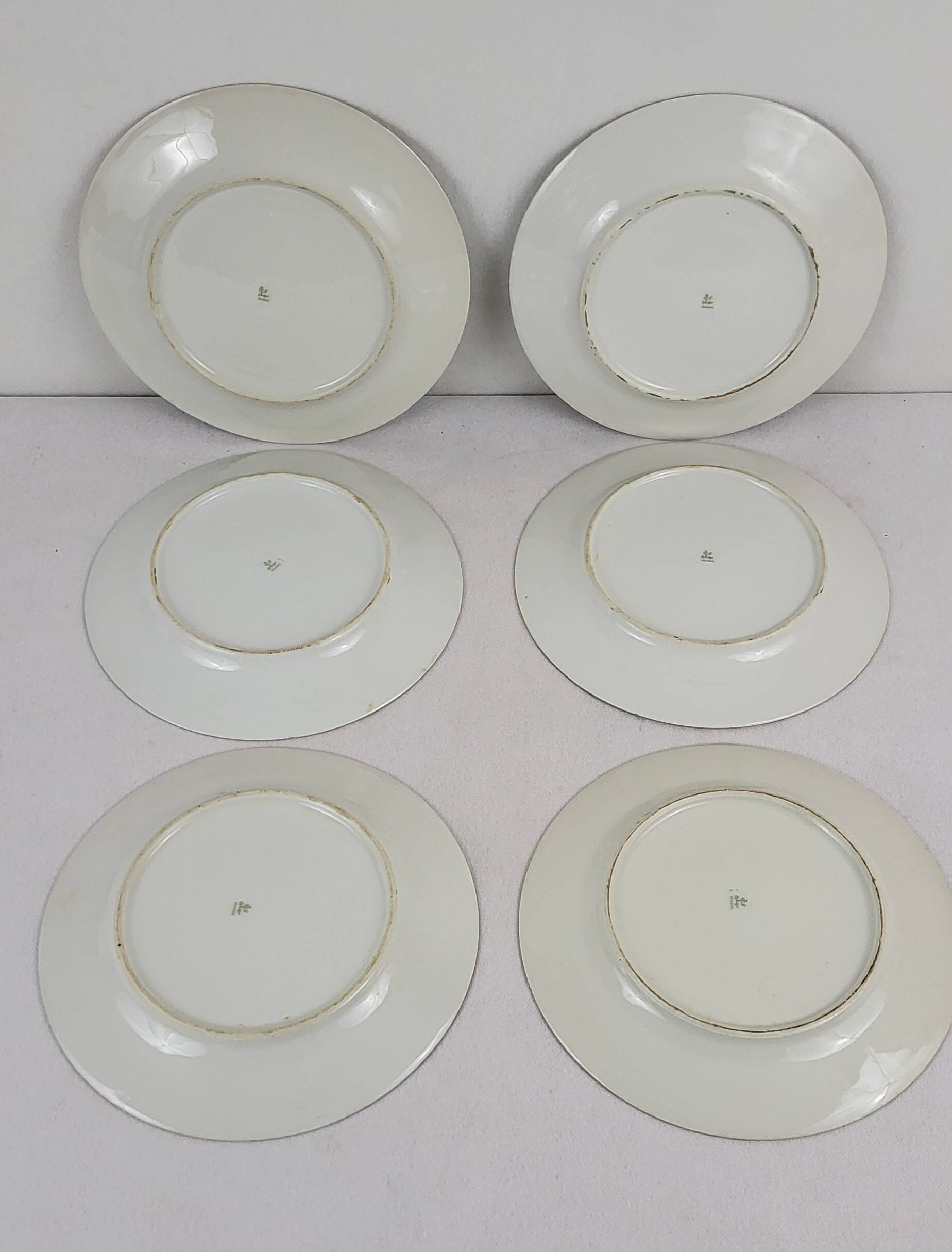6 flat plates decorated with barbs