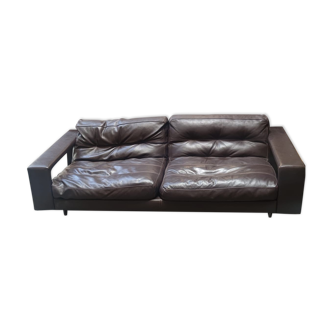 Canapé 4 places en cuir marron foncé de la maison steiner par le designer pascal daveluy modèle