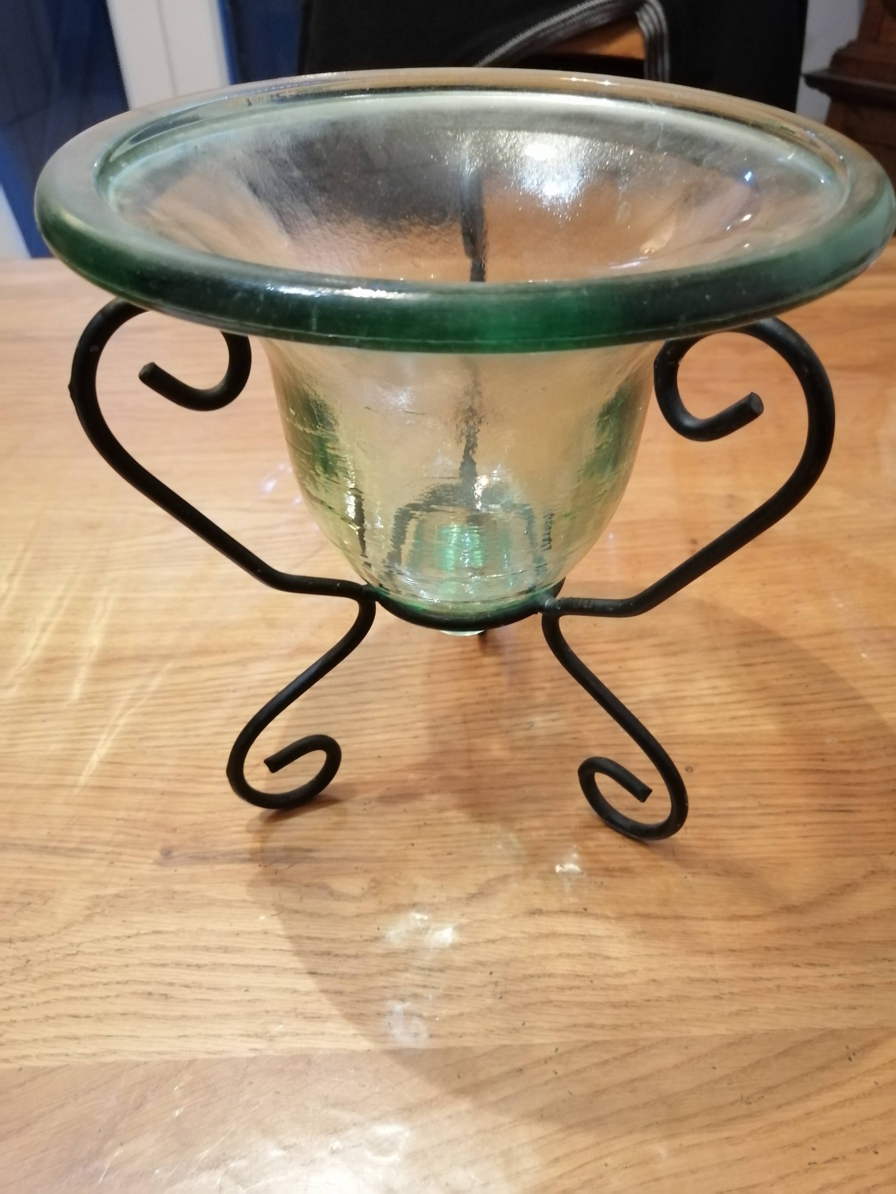 Vase en verre sur pieds fer forgé vintage