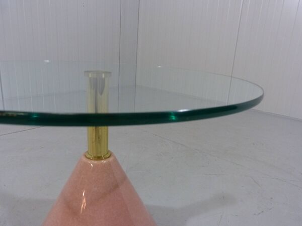 Table d'appoint italienne en pierre naturelle rose et verre de style Memphis, années 1980