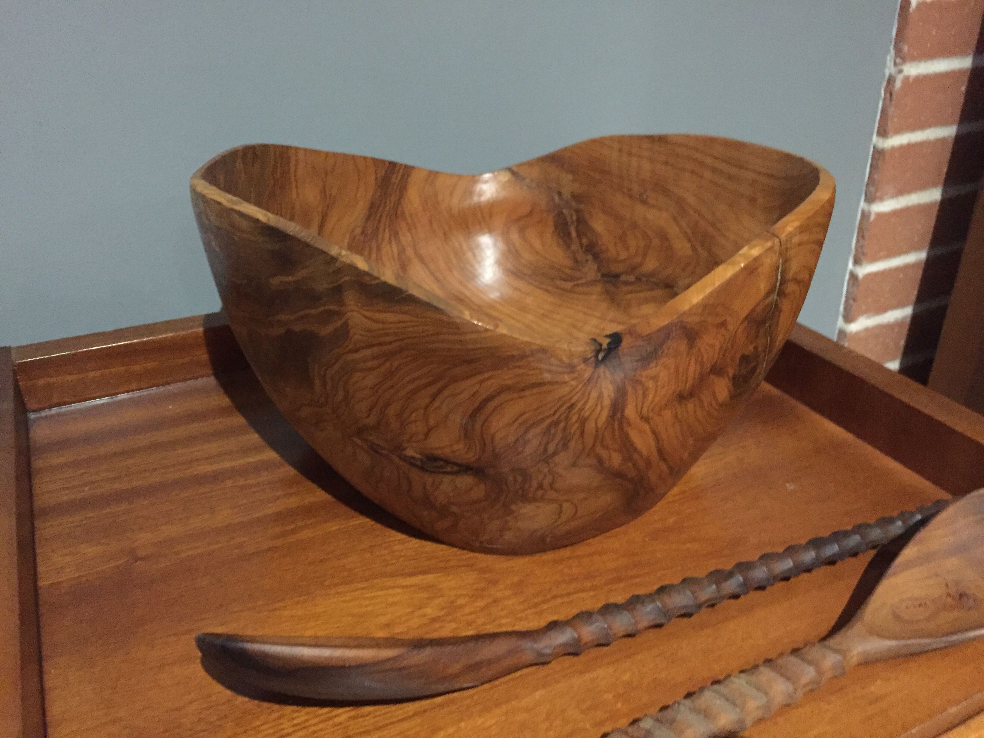 Salad bowl in olive tree of Vallauris signed Tony Bain