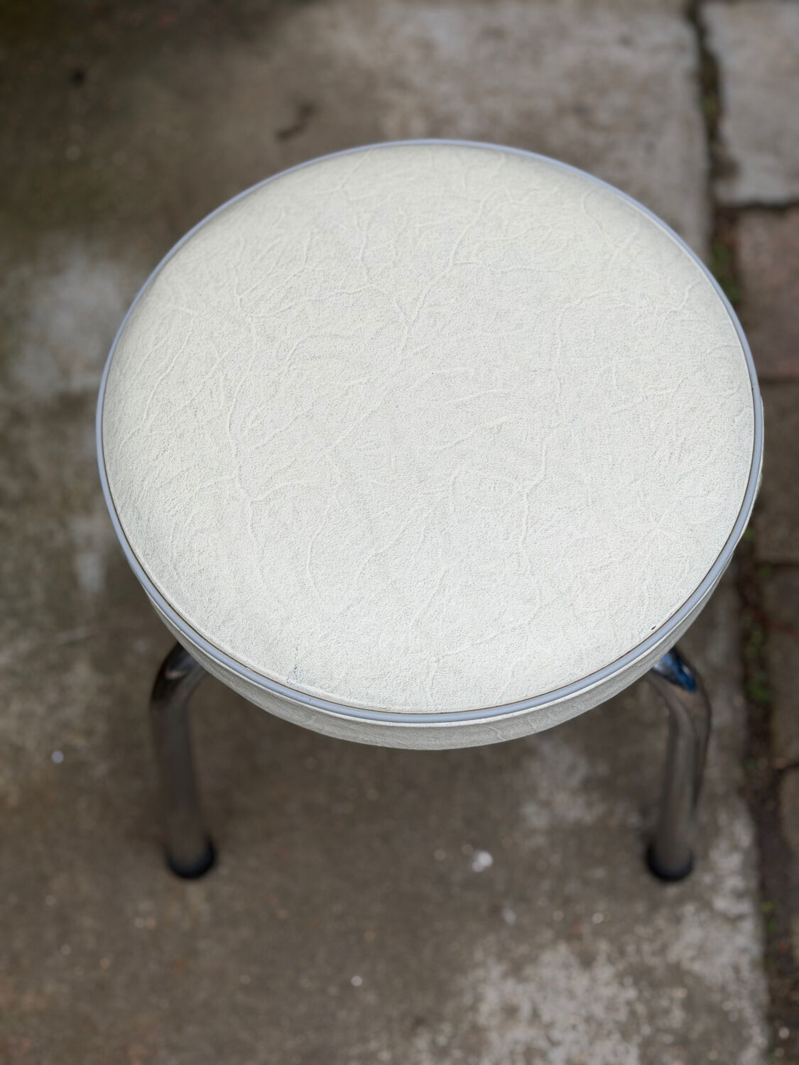 Pair of tripod workshop stools with screws from 1970.