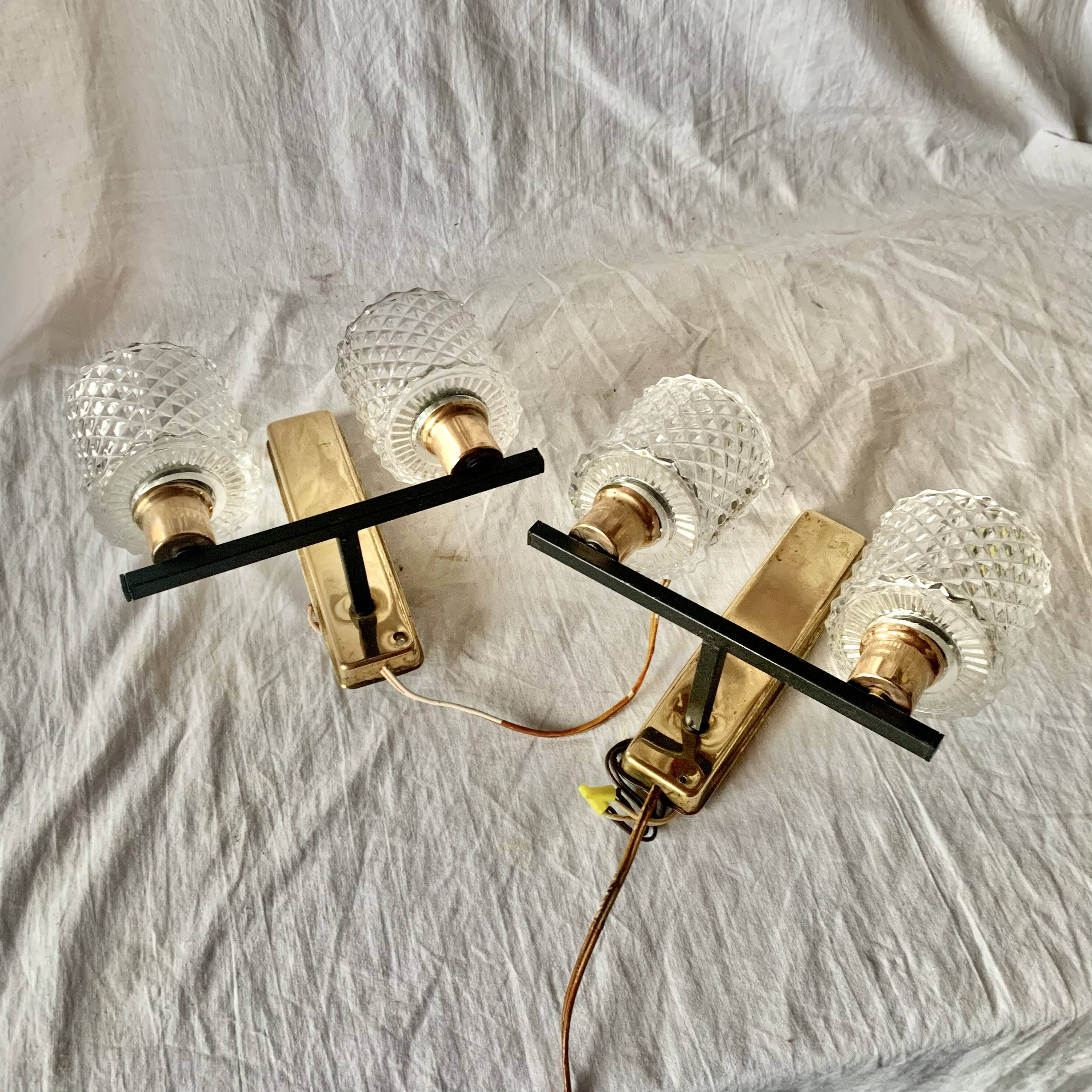 Pair of wall sconces in gilded brass and textured glass