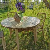 Table ronde à œillets