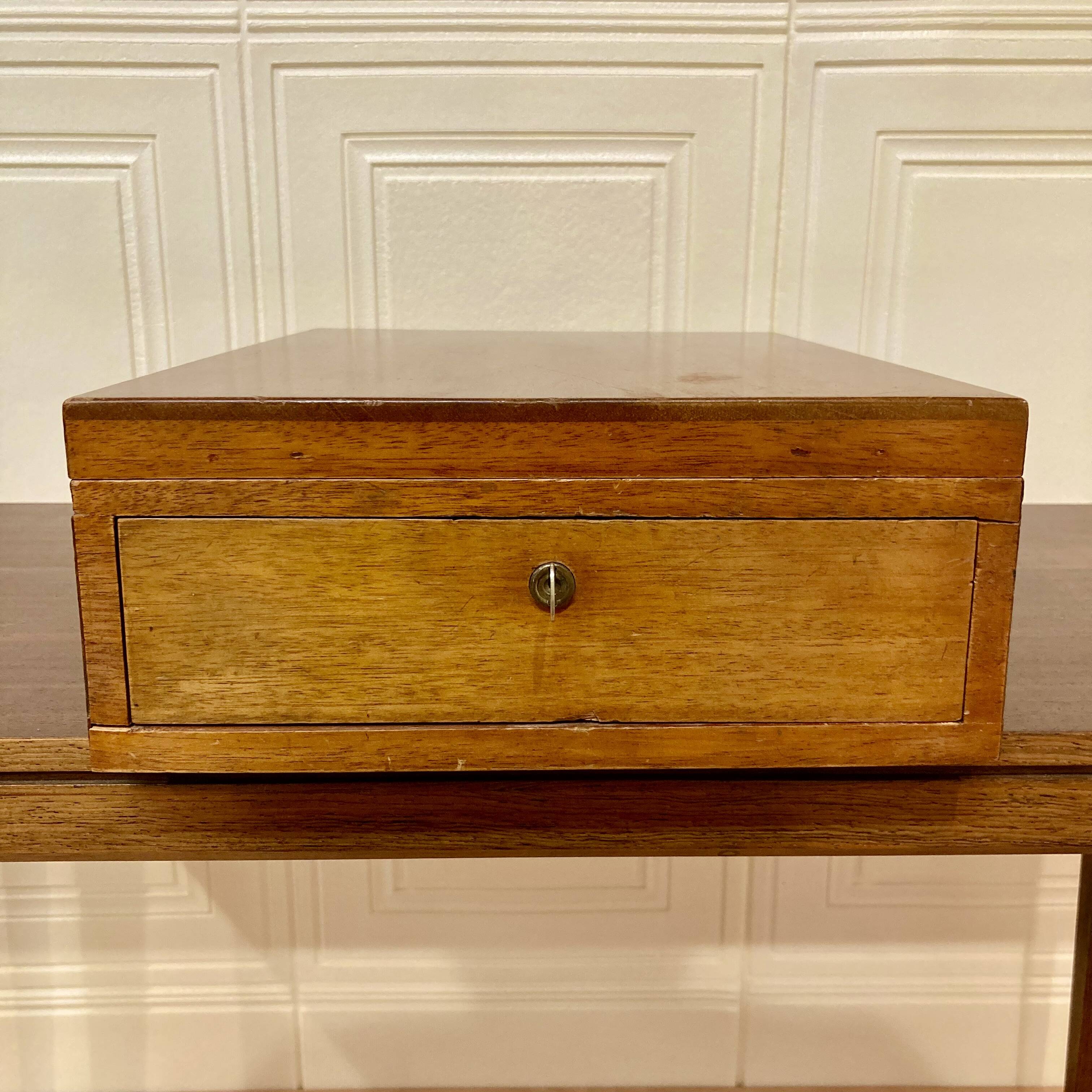 Miroir et rangement design scandinave 1950.