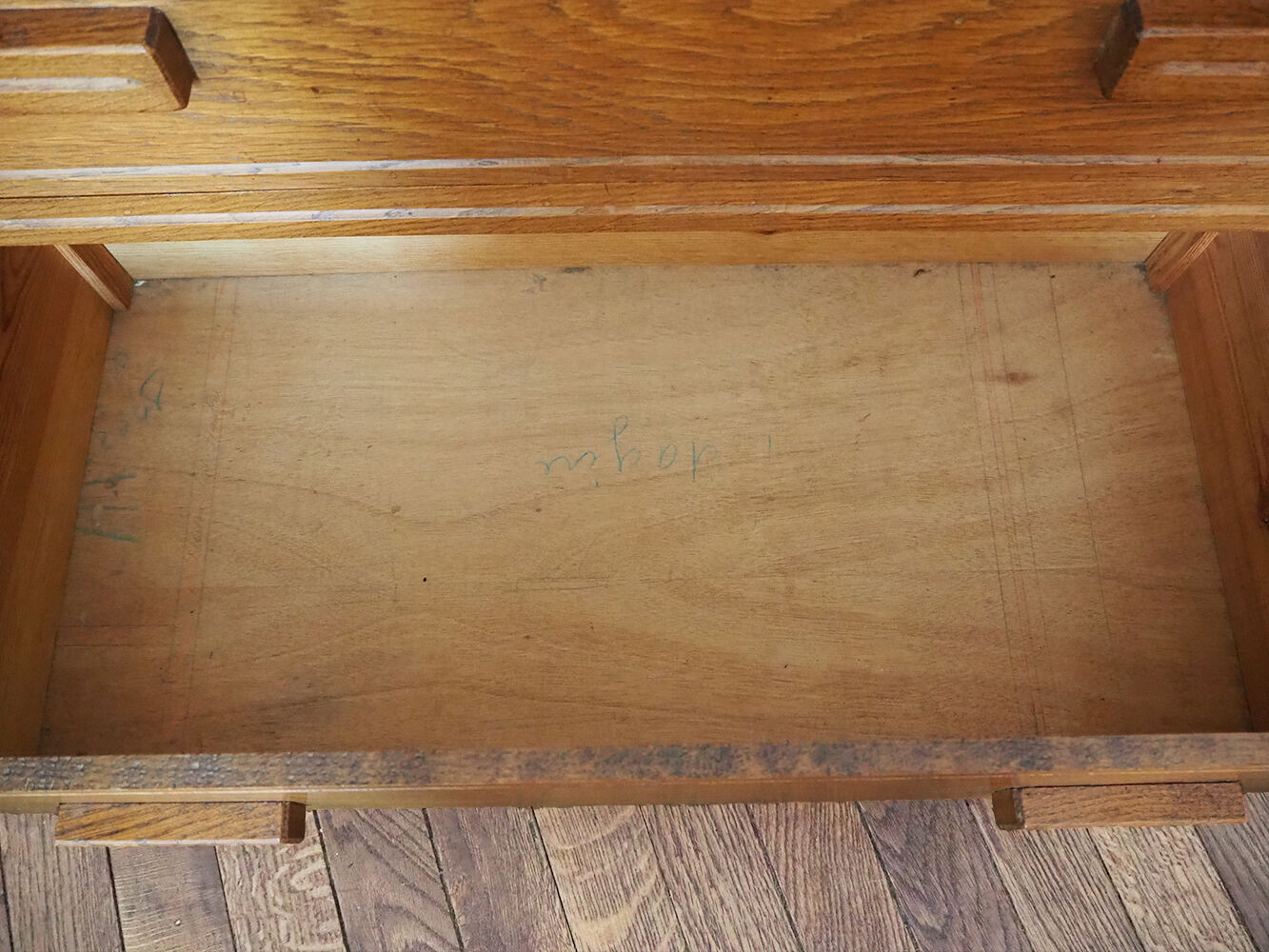 Commode en bois massif vintage