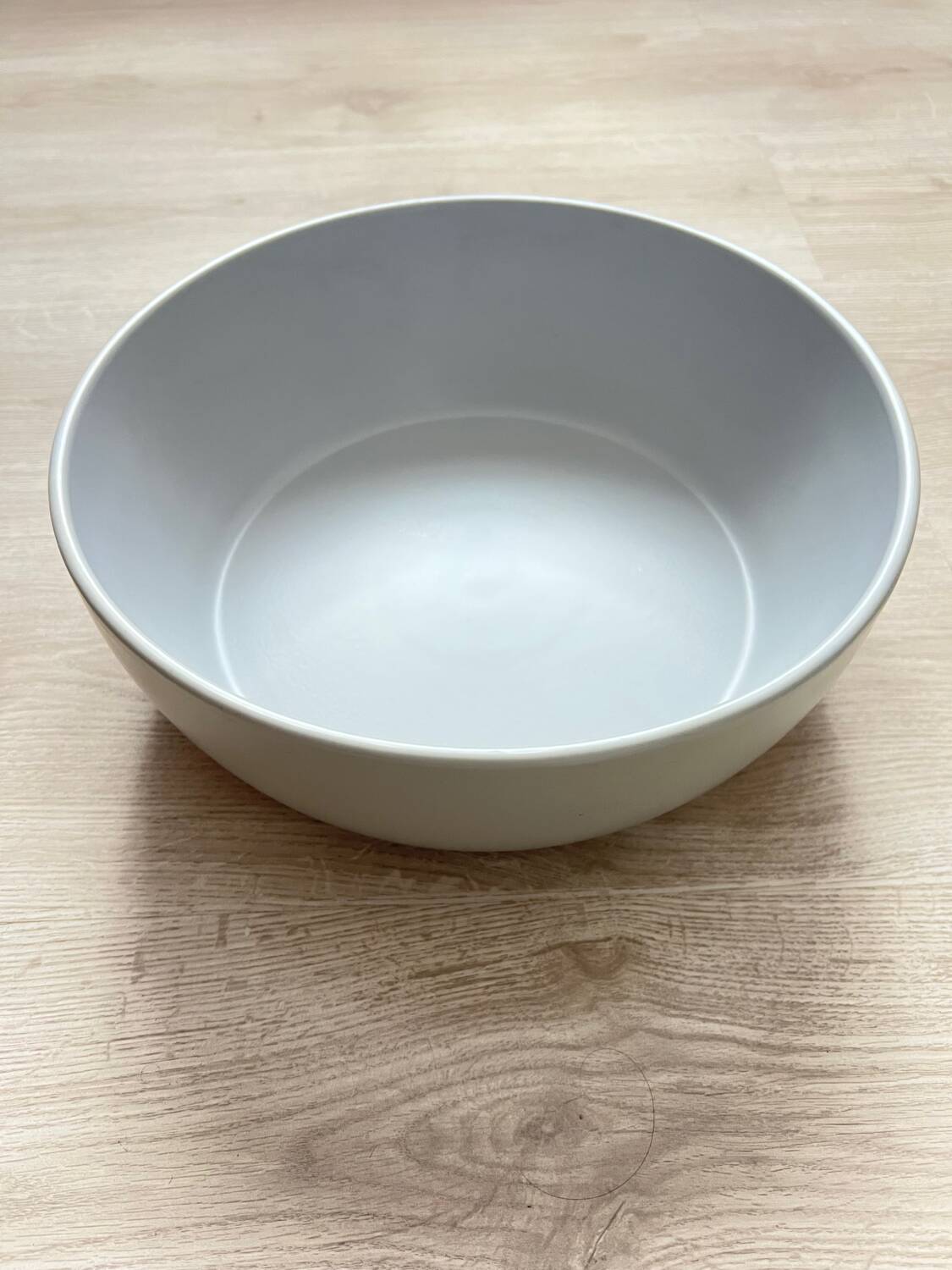 Plat gris clair en céramique