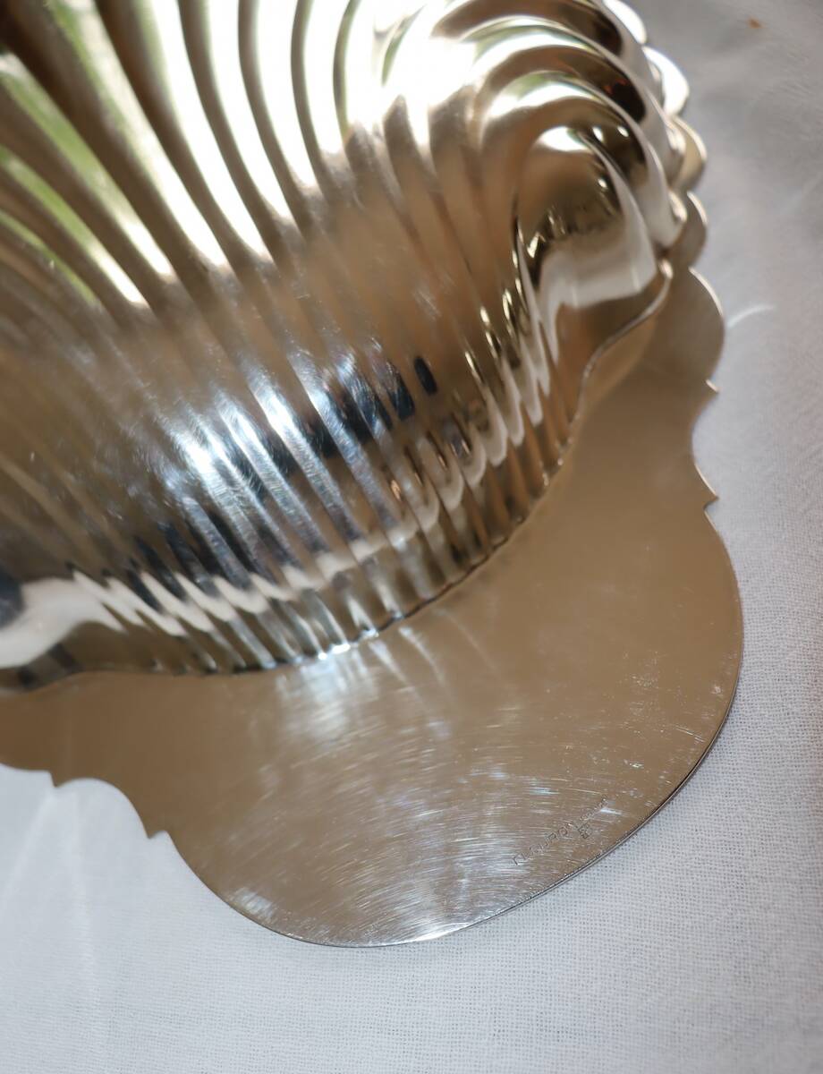 Silver-plated metal shell plate stamped Fleuron