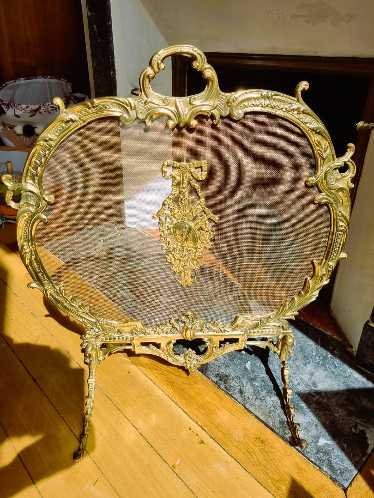 Fire screen, 19th century spark screen in gilded bronze