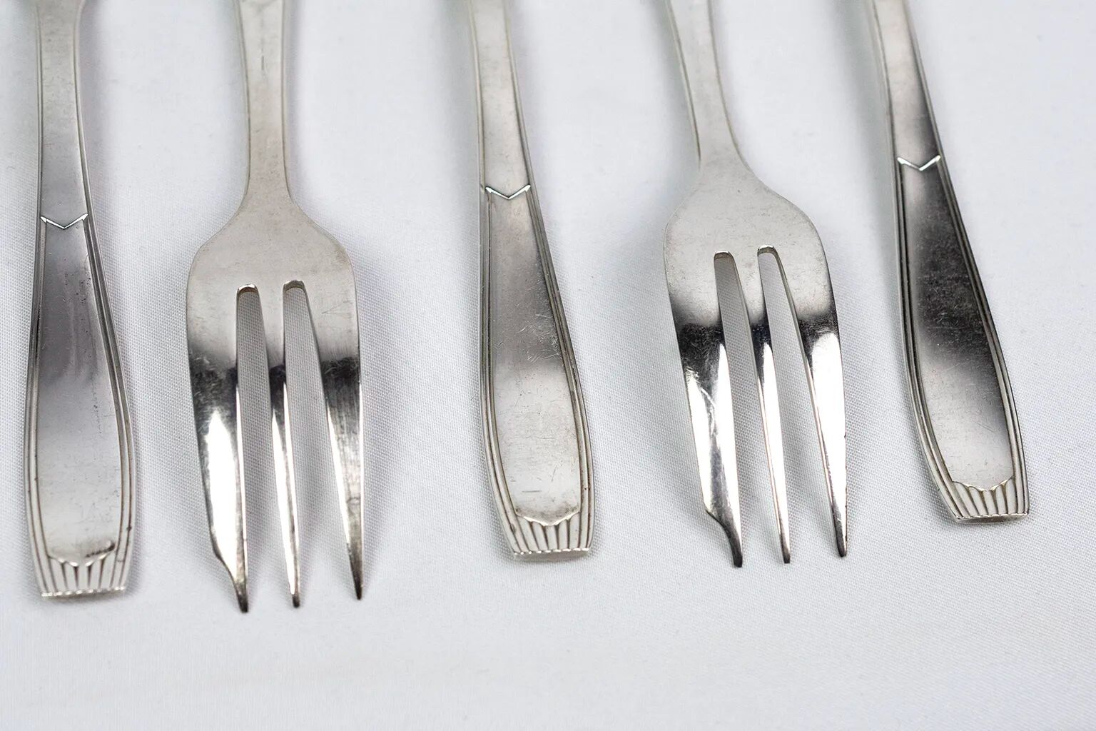 10 Christofle Alfénide Saigon model dessert forks in silver-plated metal.