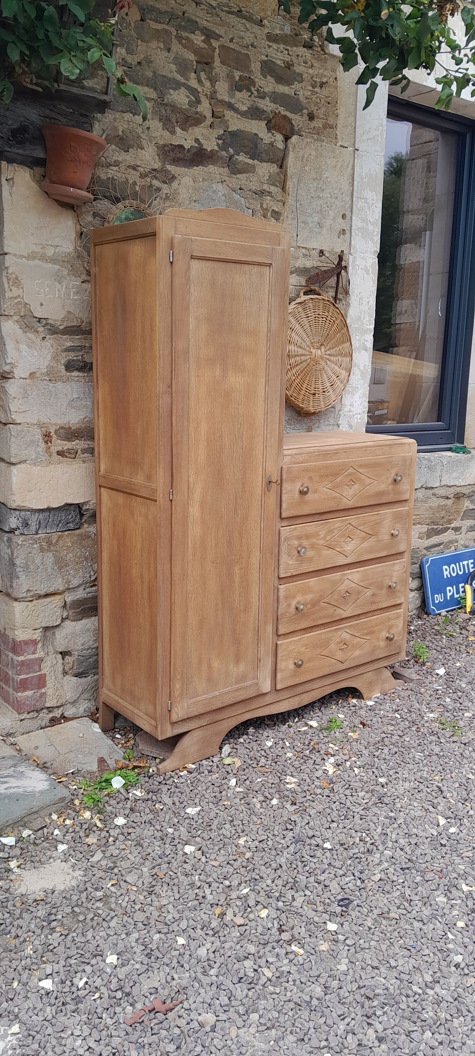 Asymmetrical cabinet