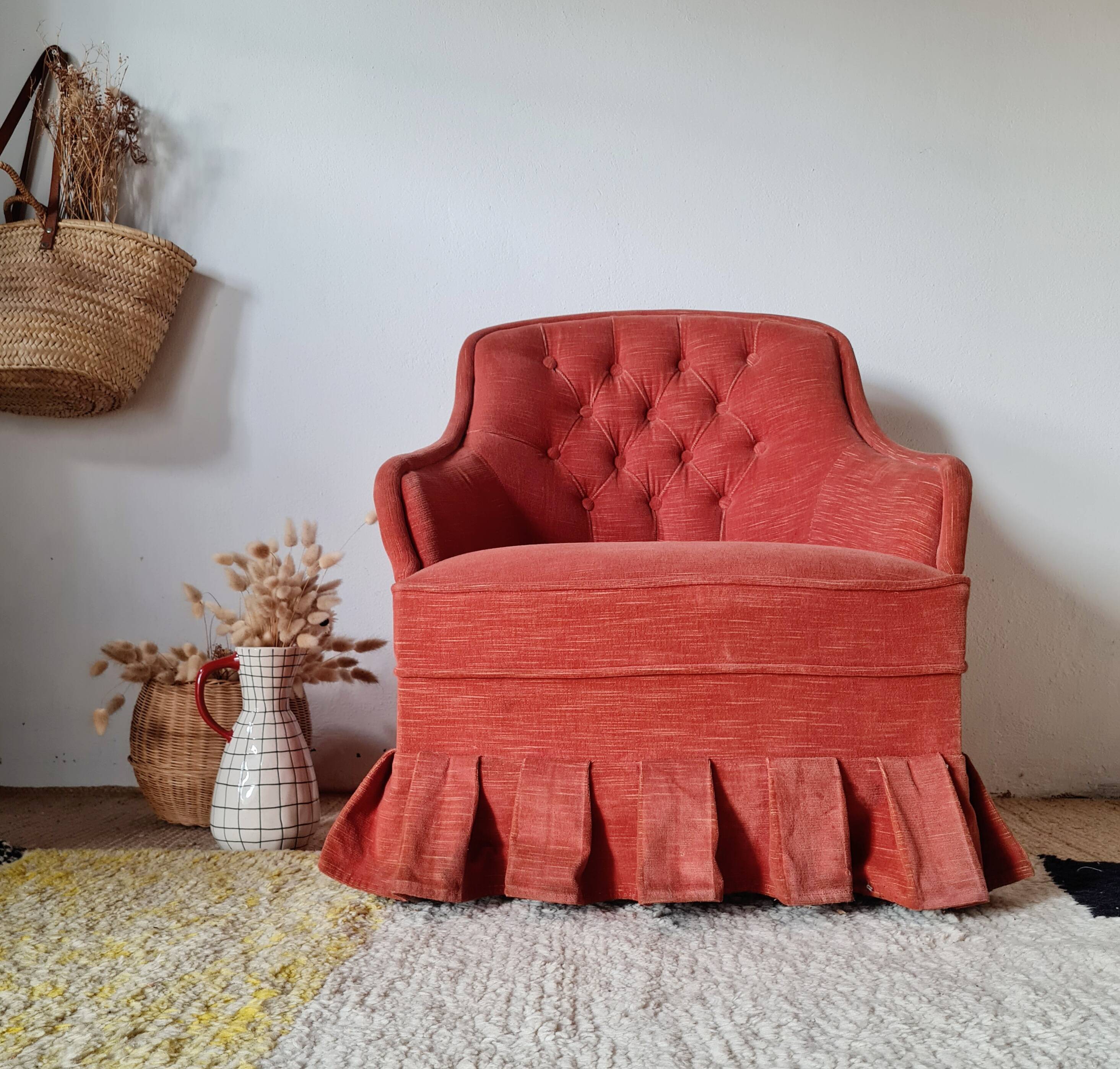 Fauteuil crapaud en velours rouge - jupe