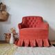 Fauteuil crapaud en velours rouge - jupe