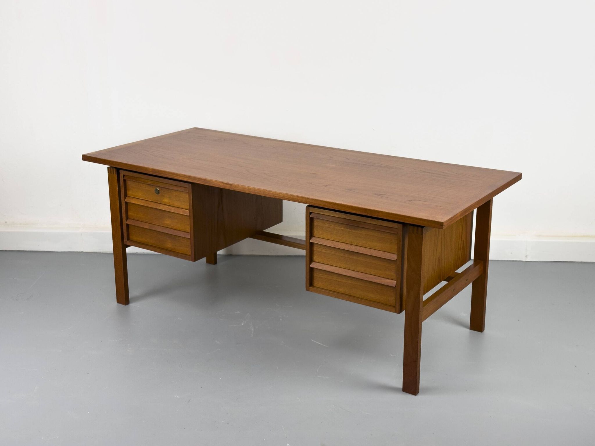 Mid-century teak desk by Svend Åge Madsen for Sigurd Hansen, 1960s.